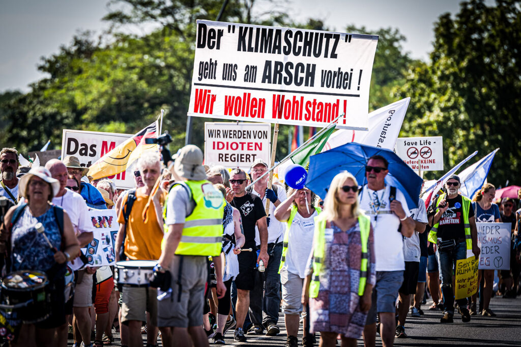 Diskurs-"Kultur" in Deutschland im Jahr 2023: In der Aschaffenburger Innenstadt finden regelmäßig Demonstrationen verschiedenen Gruppen aus dem Querdenker-Milieu statt, die inzwischen bundesweite mediale Aufmerksamkeit erzeugt haben. Heute heißt die Demo "Gegen die wirtschaftliche Zerstörung unseres Landes", offizieller Veranstalter ist eine Bürgerinitiative Franken.