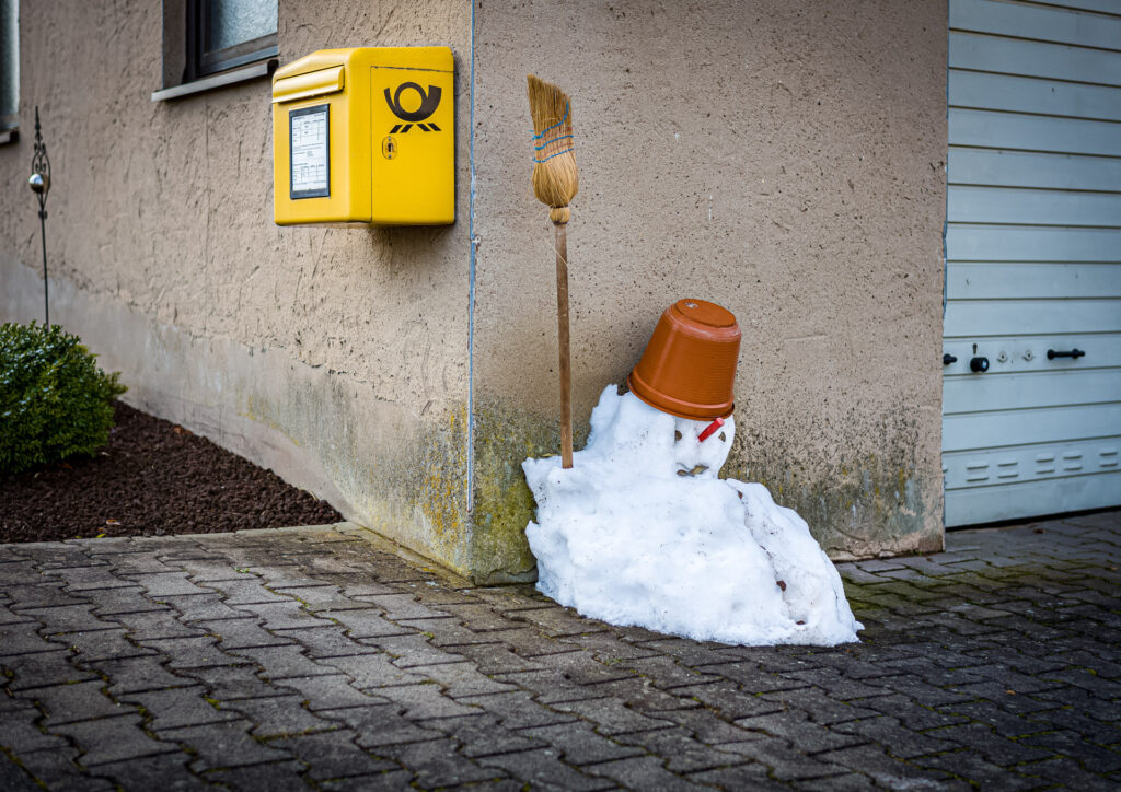 Spaziergang am 11. Dezember 2020 durch Hammbrunn, einen Ortsteil von Schneeberg (Landkreis Miltenberg). Die Sonnenstrahlen haben den Schneemann, der am Ortsbriefkasten Wache steht, merklich schrumpfen lassen.